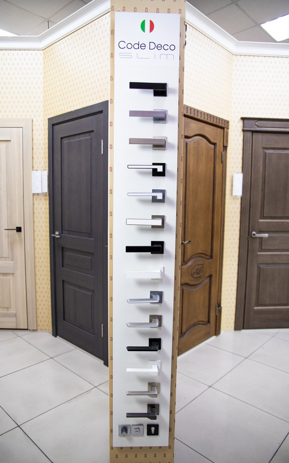 Настенный стенд Code Deco SLIM (с продукцией)